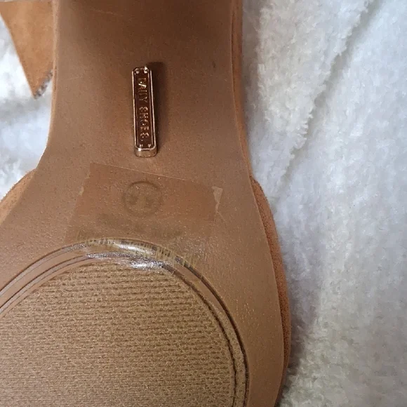 Elegant Tan Suede Block Heel Sandals - Picture 4 of 7